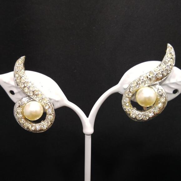 Mid Century Faux Pearl Clear Pave Rhinestone Jewelry Set: Brooch & Clip Earrings - Picture 3 of 8